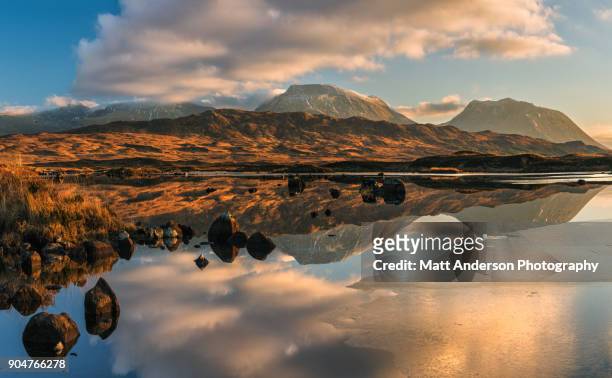 lochan na h-achlaise reflections panoramic #1 crop - hd tv bildbanksfoton och bilder