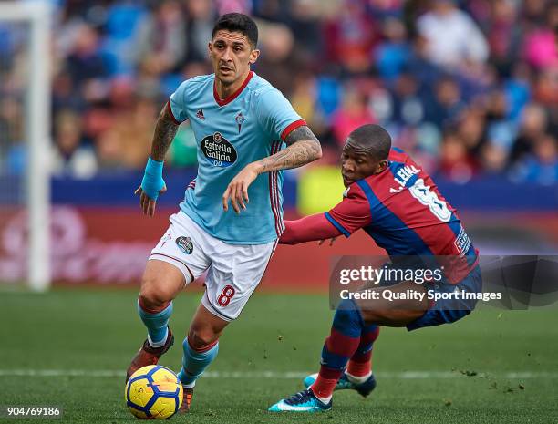 Jefferson Lerma of Levante competes for the ball with Pablo Hernandez of Celta de Vigo during the La Liga match between Levante and Celta de Vigo at...