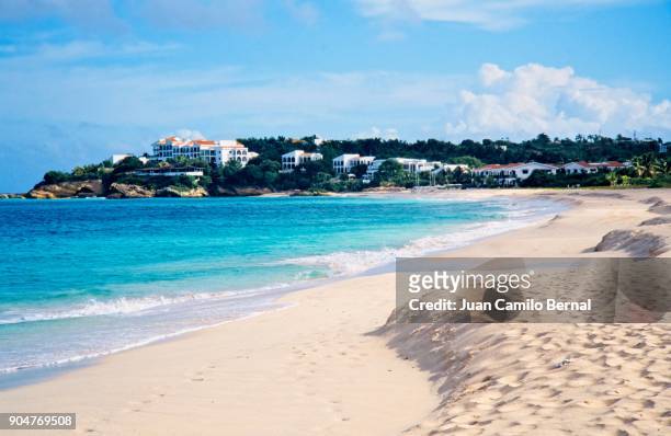 pristine beach of anguilla. - anguilla photos et images de collection