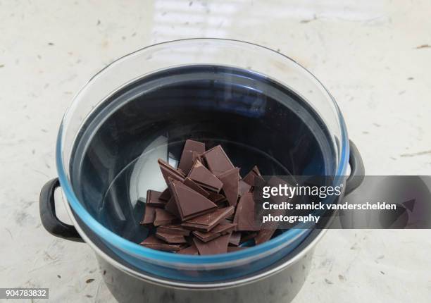 chopped chocolate au bain-marie. - melting pot foto e immagini stock