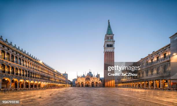 piazza san marco a venezia - campanile foto e immagini stock