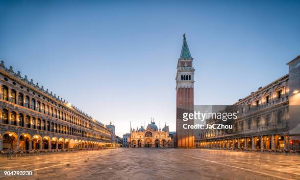 san marco plein in venetië, italië - venezia stockfoto's en -beelden
