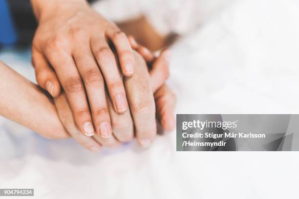 bijgesneden afbeelding van verpleegkundige die man's hand - old man young woman stockfoto's en -beelden