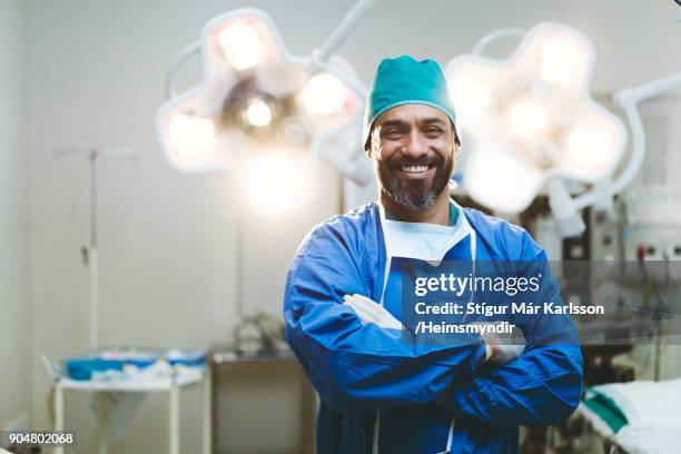 retrato de sorridente cirurgião no hospital - operating room - fotografias e filmes do acervo