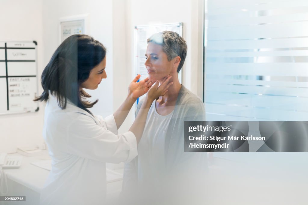 Doctor examinando hospital gordo paciente femenina