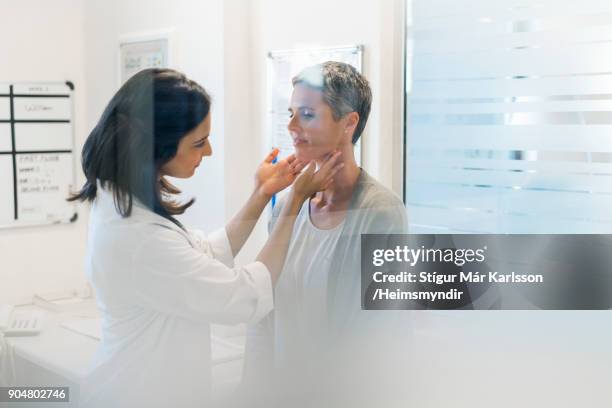 behandeling van vrouwelijke patiënt vet ziekenhuis arts - screening stockfoto's en -beelden