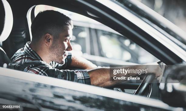 bereit zum fahren. - man driving anxiously stock-fotos und bilder