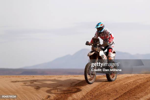 Santosh Chunchunguppe Shivashankar of India and Hero Motorsports rides a 450 Rally Hero bike in the Classe 2.1 : Super Production during stage eight...