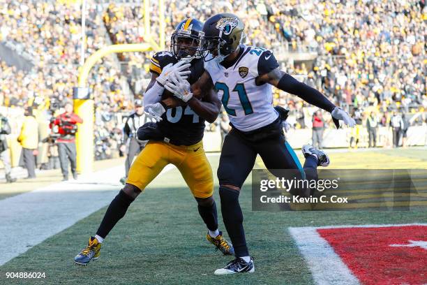Antonio Brown of the Pittsburgh Steelers catches a pass in the end zone for a touchdown over A.J. Bouye of the Jacksonville Jaguars during the first...