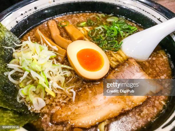 tonkotsu and katsuobushi thick soup ramen with toppings - katsuobushi fotografías e imágenes de stock