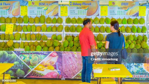 the durian stall in petaling jaya , malaysia - famous food programa de televisión fotografías e imágenes de stock