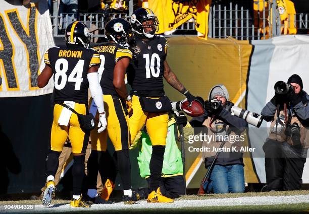 Martavis Bryant of the Pittsburgh Steelers celebrates with teammates after a 36 yard touchdown reception in the second quarter during the AFC...