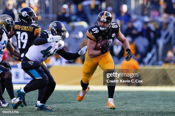 Vance McDonald of the Pittsburgh Steelers runs with the ball after a reception against the Jacksonville Jaguars during the first half of the AFC...