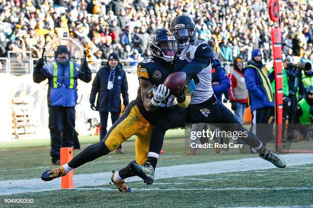 Le'Veon Bell of the Pittsburgh Steelers catches a touchdown pass against Telvin Smith of the Jacksonville Jaguars during the second half of the AFC...