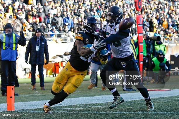 Le'Veon Bell of the Pittsburgh Steelers catches a touchdown pass against Telvin Smith of the Jacksonville Jaguars during the second half of the AFC...