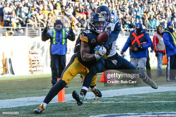 Le'Veon Bell of the Pittsburgh Steelers catches a touchdown pass against Telvin Smith of the Jacksonville Jaguars during the second half of the AFC...