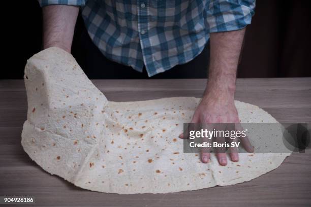 preparing quiche on lavash bread - step 1 - lavash stockfoto's en -beelden
