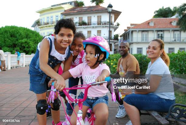 chica con moto nueva el día de navidad en ciudad de panamá, panamá - panama city fotografías e imágenes de stock