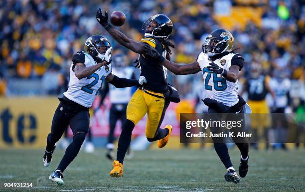 Martavis Bryant of the Pittsburgh Steelers cannot come up with a catch in the fourth quarter during AFC Divisional Playoff game against the...