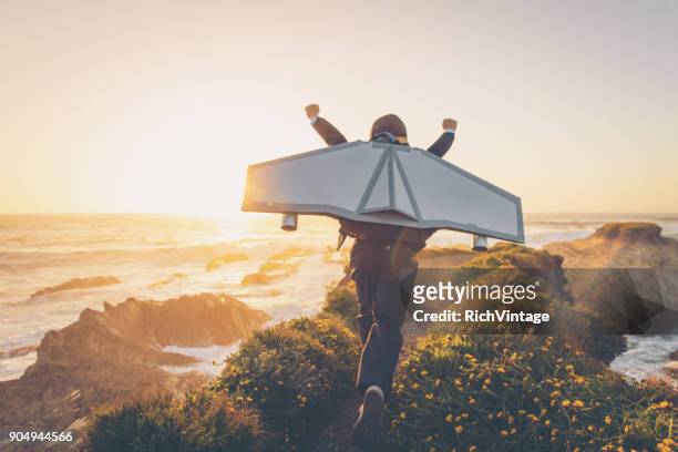 garçon d’affaires avec jet pack en californie - innovation photos et images de collection