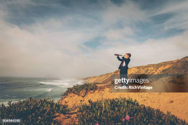 garçon d’affaires avec télescope sur la plage de californie - parc d'état de montana de oro photos et images de collection