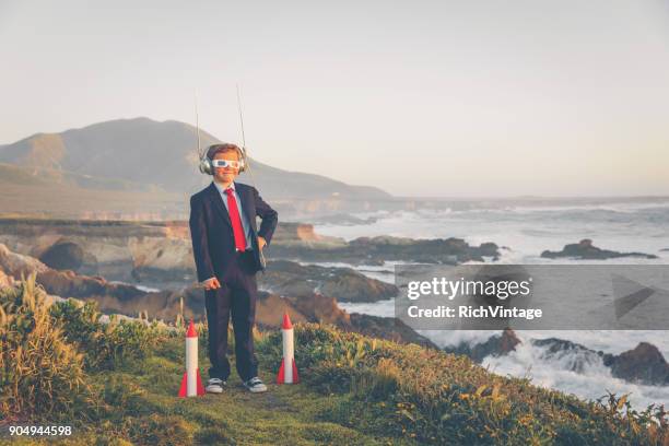 negocio chico lanzando cohetes en california - parque estatal de montaña de oro fotografías e imágenes de stock