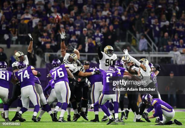 Kai Forbath of the Minnesota Vikings misses 49-yard field goal attempt at the end of the second quarter of the NFC Divisional Playoff game against...