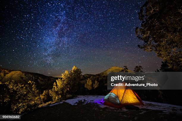 acampar en una tienda de campaña bajo las estrellas y vía láctea - camping fotografías e imágenes de stock