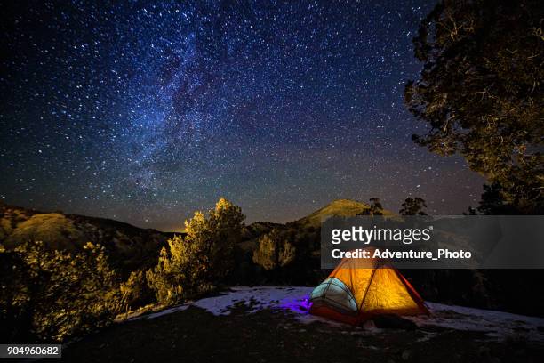 acampar em uma barraca sob as estrelas e a via láctea - colorado - fotografias e filmes do acervo