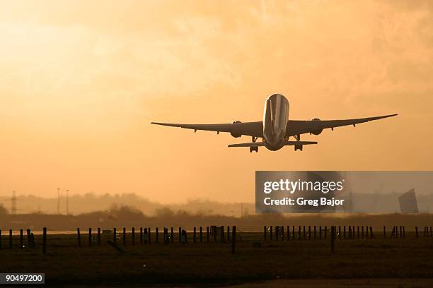 commercial aircraft taking off - opstijgen activiteit stockfoto's en -beelden