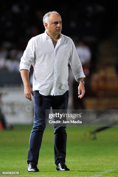 Guillermo Vazquez, coach of Veracruz looks on during the second round match between Veracruz and Monterrey as part of Torneo Clausura 2018 Liga MX at...