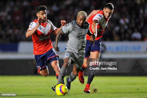 Dorlan Pabon of Monterrey fights for the ball with Manuel Viniera and Guido Milan of Veracruz during the second round match between Veracruz and...