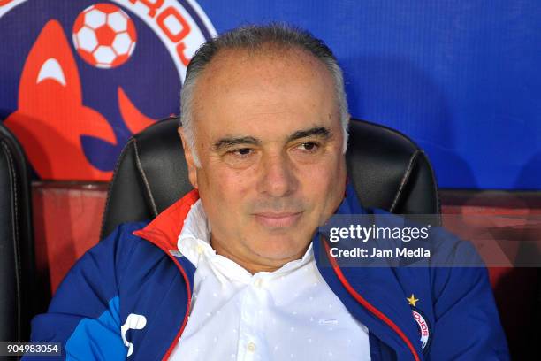 Guillermo Vazquez coach of Veracruz looks on during the second round match between Veracruz and Monterrey as part of Torneo Clausura 2018 Liga MX at...