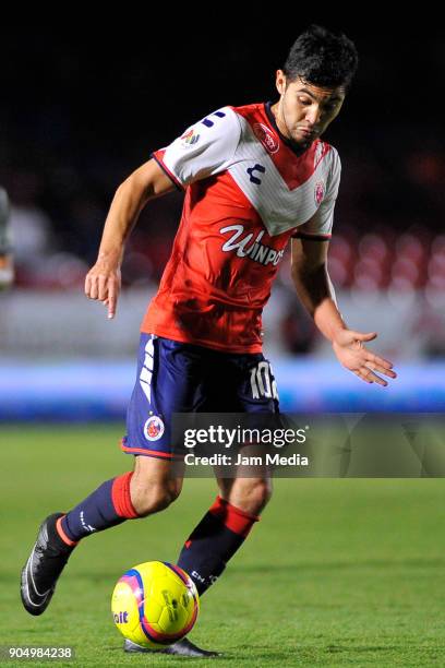 Omar Marrufo of Veracruz drives the ball during the second round match between Veracruz and Monterrey as part of Torneo Clausura 2018 Liga MX at Luis...