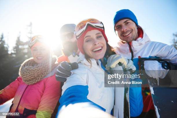 group of four happy snowboarders. zakopane, poland - anna bergman stockfoto's en -beelden