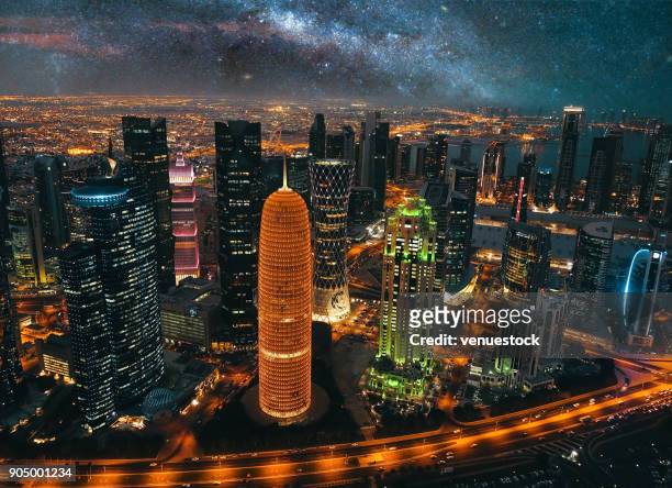 horizonte de doha, qatar paisaje de la ciudad desde arriba en la noche - tour of qatar fotografías e imágenes de stock