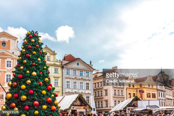 christmas tree and christmas market on the old town square of the prague historic center - prague christmas market old town stockfoto's en -beelden