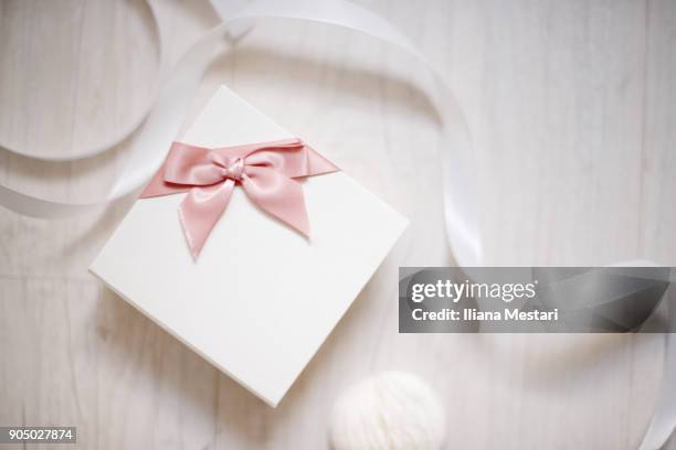 jewellery box and ribbon - caixa de joias - fotografias e filmes do acervo