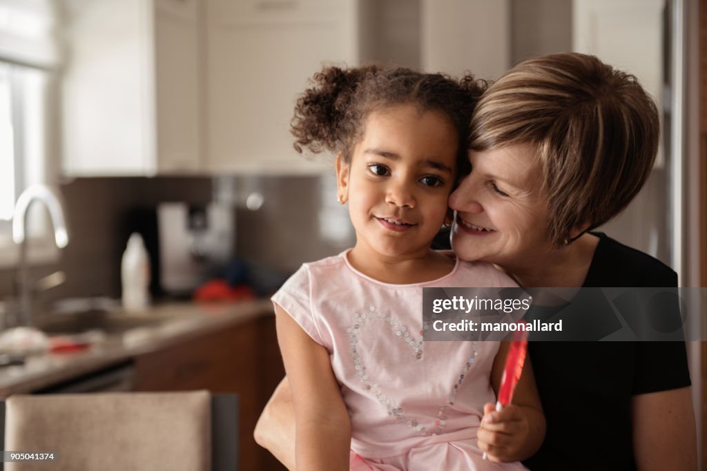 Retrato de família moderno de avó e neta