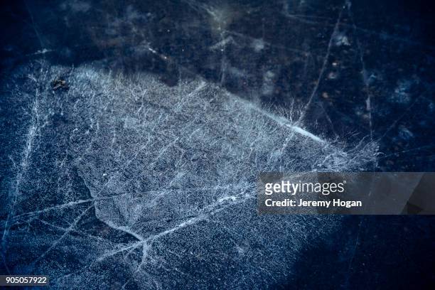 detail of frozen surface of lake monroe in indiana - bloomington indiana stock-fotos und bilder