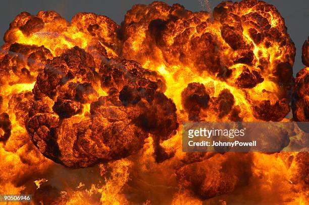 bola de fuego - bomb explosion fotografías e imágenes de stock