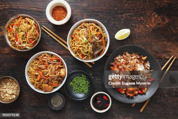 bowls with chicken, beef and vegetables chow mein and rice with pork - chinese takeout 個照片及圖片檔