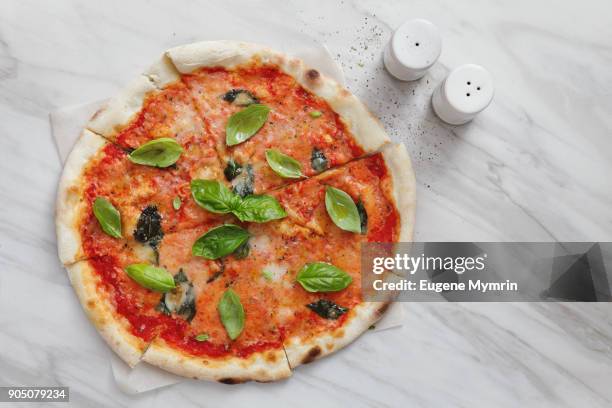 margharita pizza - margharita pizza stock pictures, royalty-free photos & images