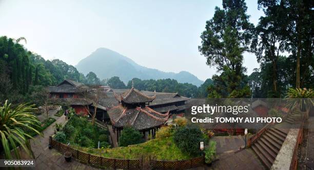 fuhu temple panorama - emei shan stockfoto's en -beelden