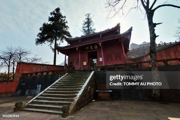 xixiang chi temple - emei shan stockfoto's en -beelden