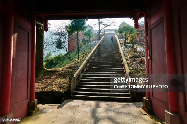 xixiang chi stairs - emei shan stockfoto's en -beelden