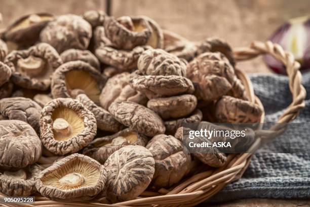 shiitake paddestoel op houten tafel - shiitake mushroom stockfoto's en -beelden