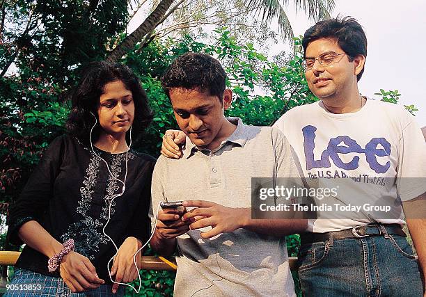 Students listing Ipod at IIMC, Kolkata, India.