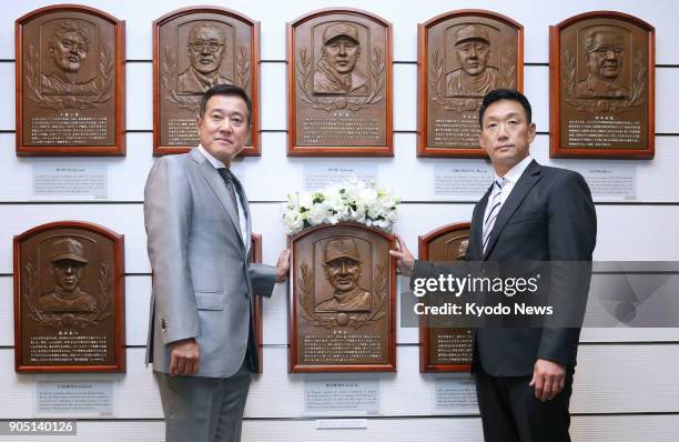 Former Yomiuri Giants manager Tatsunori Hara and Hanshin Tigers manager Tomoaki Kanemoto put their hands on the relief of fellow Hall of Famer...