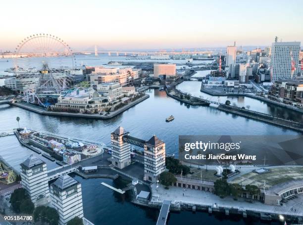 flygfoto över yokohama seaside under solnedgången - yokohama bildbanksfoton och bilder